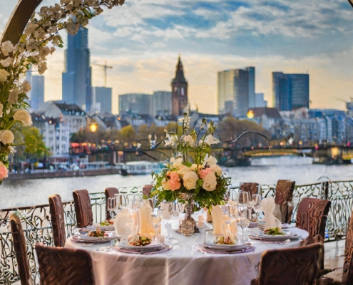 Hochzeitsrestaurants Frankfurt", "Blumendekoration Hochzeit", "exklusive Hochzeitsfeier Frankfurt"