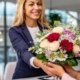 Verschiedene frische Blumensträuße auf einem Bürotisch als Zeichen der Anerkennung für Mitarbeiter