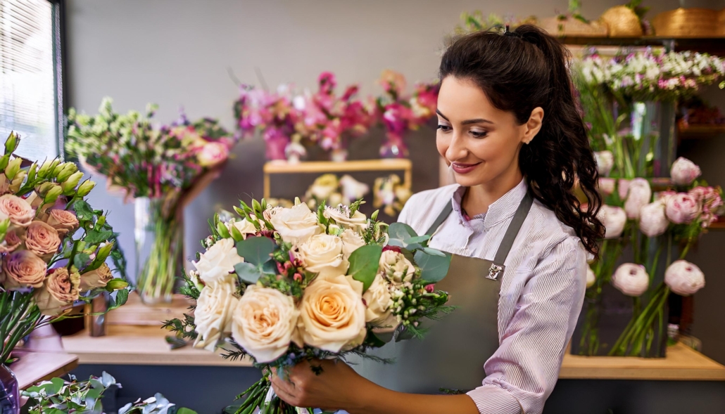 Azubi bei Blumen Meister in Frankfurt arrangiert Blumen während der Floristen-Ausbildung.